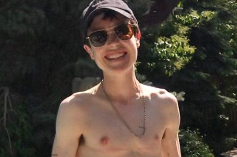 Elliot Page w kąpielówkach.