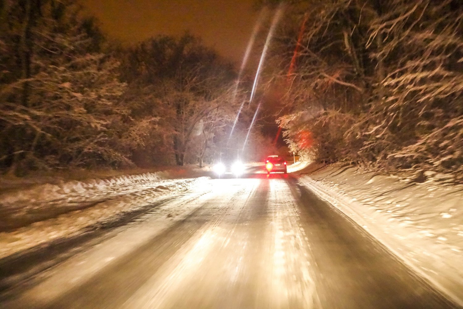 Drogowców zaskoczyła z rana gołoledź.