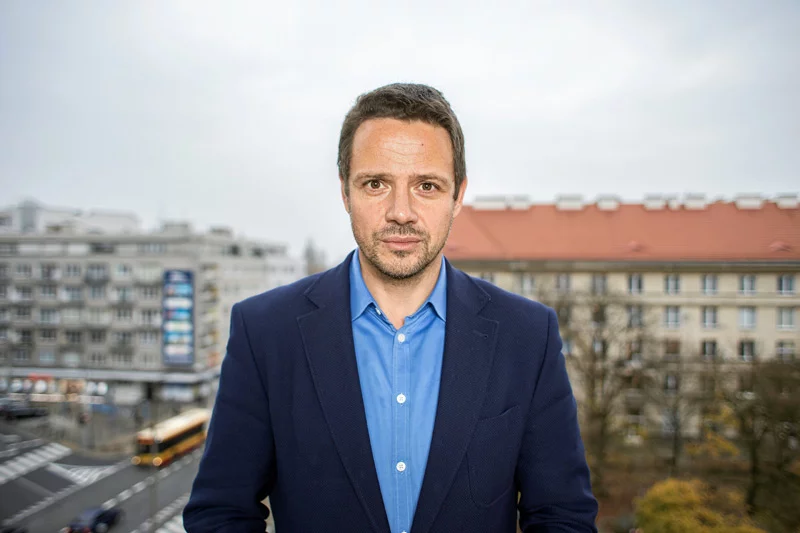 – Chodziłem do liceum przy Ogrodzie Saskim, do XI LO im. Reja i nie wiem, dlaczego warszawiakom takim jak ja PiS to miejsce dziś zabiera. I jeszcze je militaryzuje – mówi naTemat.pl Rafał Trzaskowski.