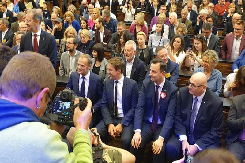 Niespodziewana "obstawa" Donalda Tuska.