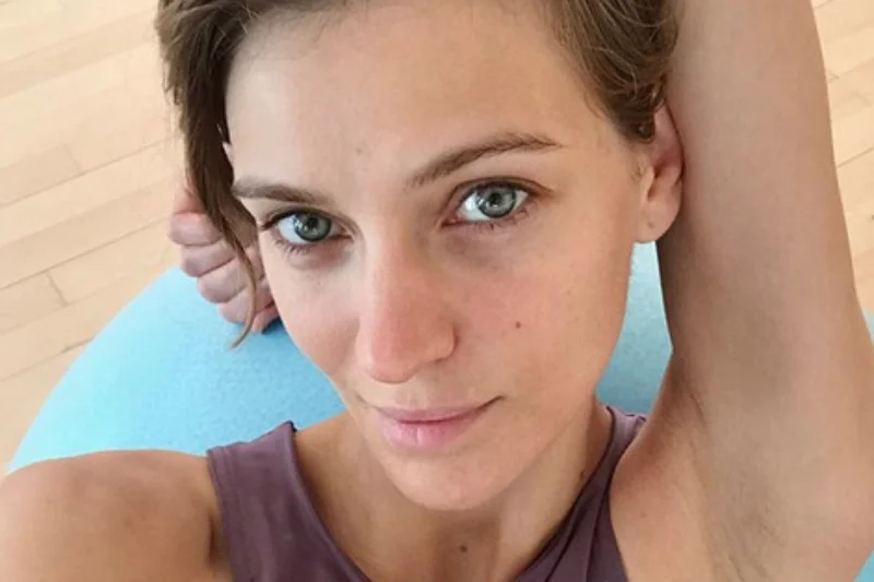 Renata Kaczoruk zaskoczyła obserwatorów komentarzami, które zamieściła w odpowiedzi na złośliwości dotyczące jej małego biustu. Zamiast reagować agresywnie, postawiła na szczerość.