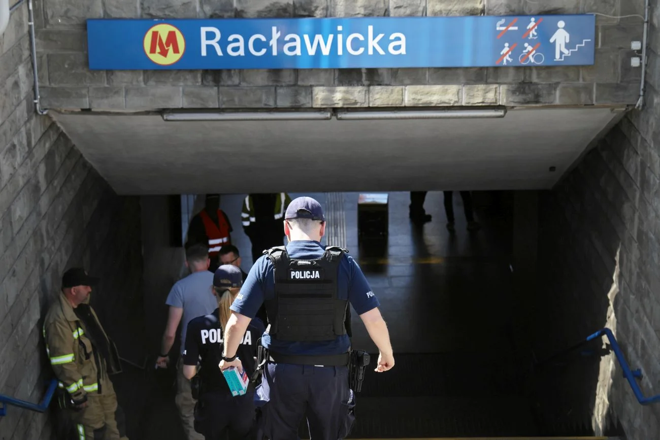 Warszawskie metro wraca do regularnego kursowania. Zamknięta jest już tylko jedna stacja Warszawskie metro wraca do regularnego kursowania. Zamknięta jest już tylko jedna stacja