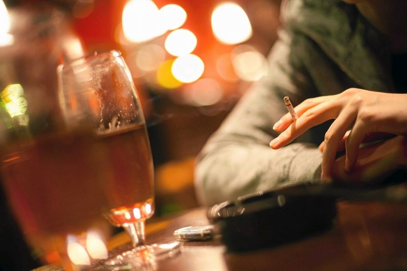 Brytyjscy naukowcy ustalili, że regularnie palące kobiety żyją średnio 10 lat krócej.