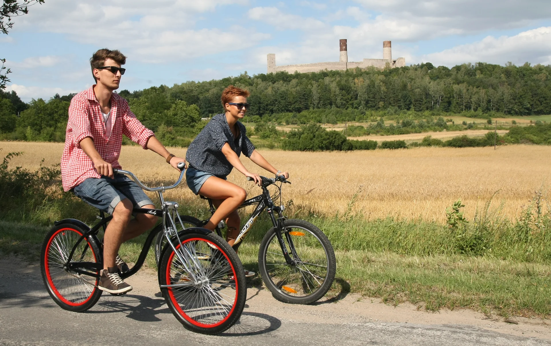 Zamek w Chęcinach góruje nad okolicą. Na wzgórze zamkowe prowadzą wijące się wśród pól i lasów drogi, atrakcyjne dla rowerzystów i motocyklistów.