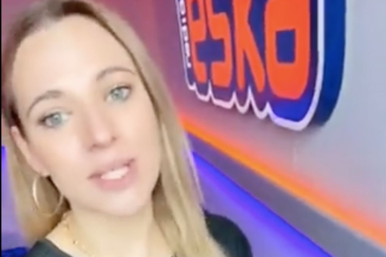 Prezentera Radia Eska na przykładzie materiału o Donaldzie Tusku pokazała, jak manipuluje się wypowiedziami w programach TVP.