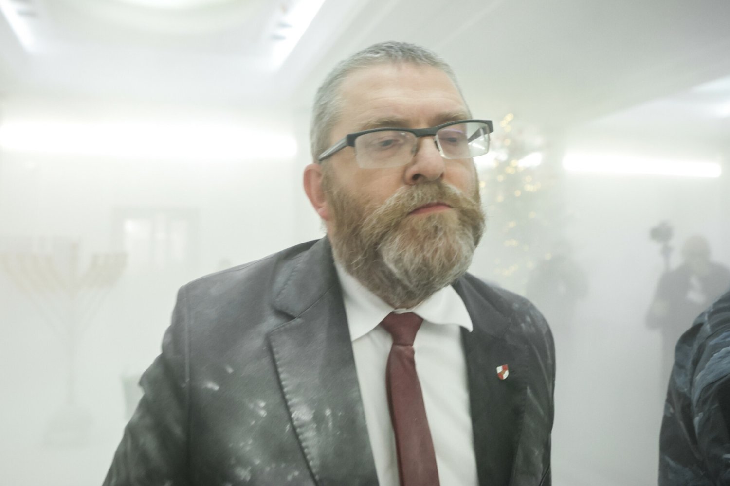 Grzegorz Braun odpalił gaśnicę w Sejmie podczas Chanuki.