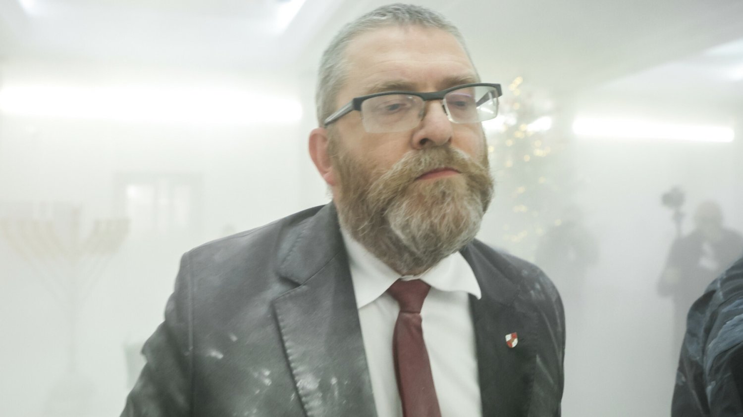 Grzegorz Braun odpalił gaśnicę w Sejmie podczas Chanuki.