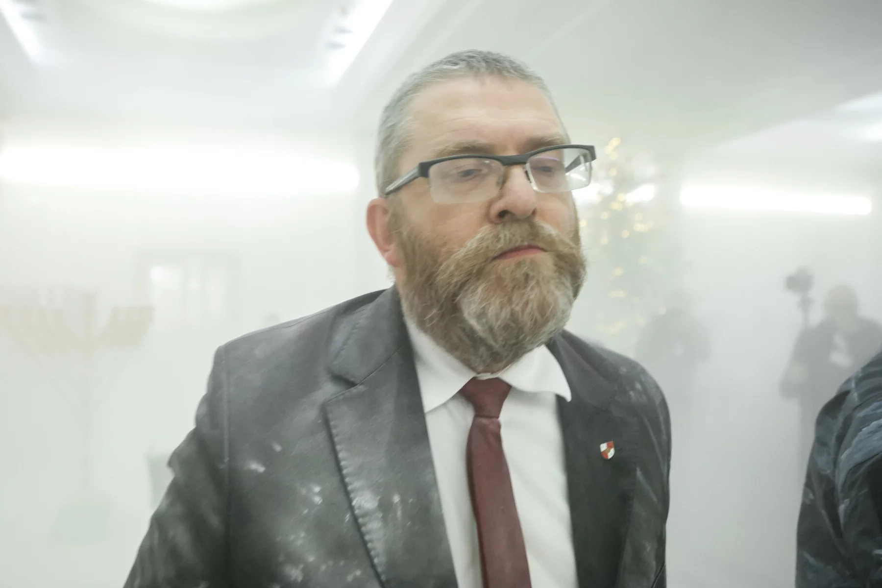 Grzegorz Braun odpalił gaśnicę w Sejmie podczas Chanuki.