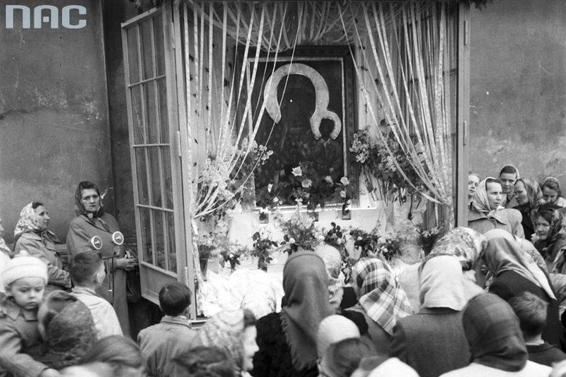 Ołtarz zewnętrzny z kopią cudownego wizerunku Matki Bożej Częstochowskiej, 1957.
