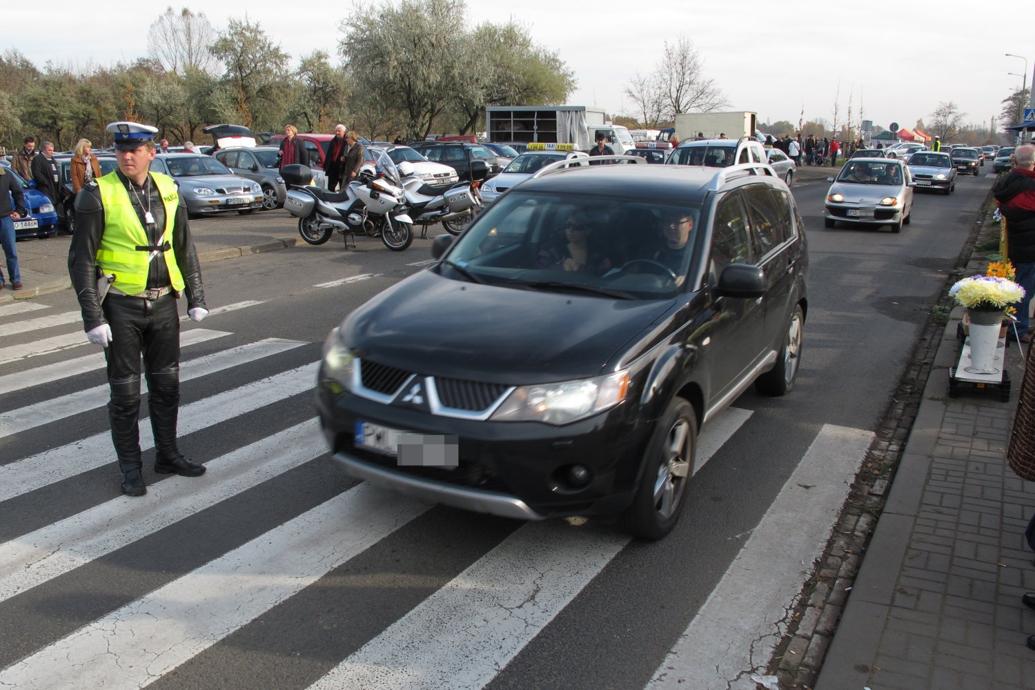 Kobieta zaczęła rodzić na cmentarzu. Na szczęście policja zareagowała błyskawicznie. Na zdjęciu – policja kieruje ruchem przed jednym z poznańskich cmentarzy.