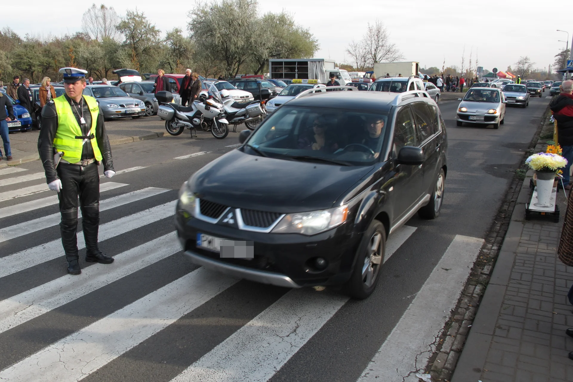 Kobieta zaczęła rodzić na cmentarzu. Na szczęście policja zareagowała błyskawicznie. Na zdjęciu – policja kieruje ruchem przed jednym z poznańskich cmentarzy.