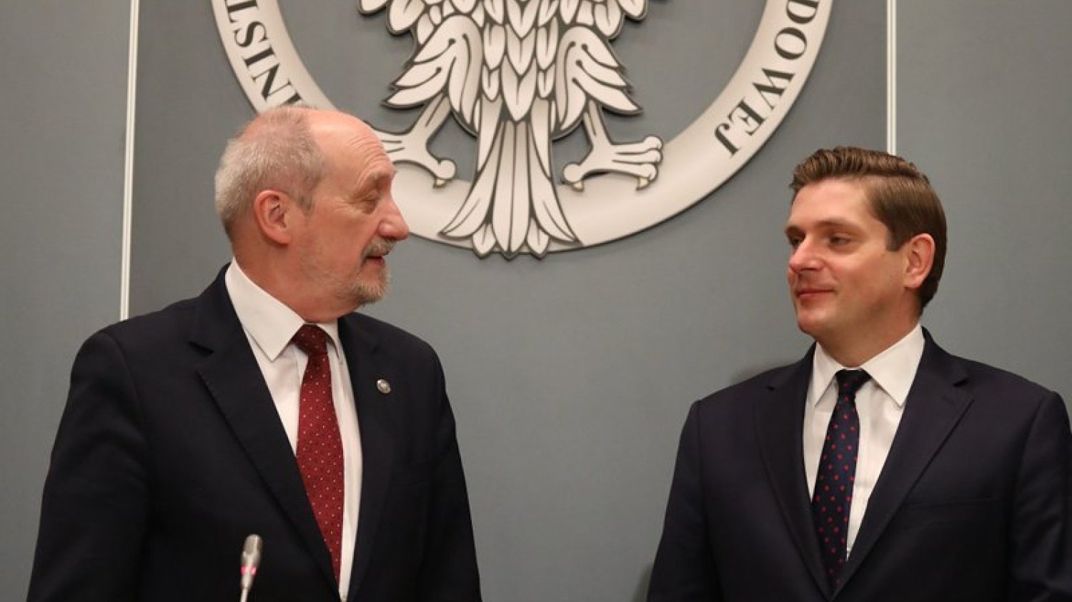 Nie ma Bartłomieja Misiewicza przy ministrze obrony, ale został Bartosz Kownacki. Antoni Macierewicz napisał, że jego zastępca pojechał z polskimi wojskowymi na pielgrzymkę.