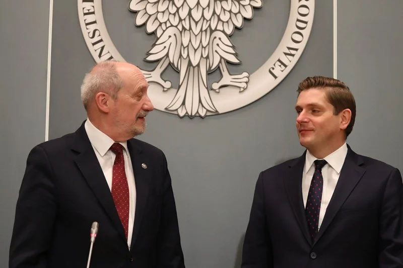 Nie ma Bartłomieja Misiewicza przy ministrze obrony, ale został Bartosz Kownacki. Antoni Macierewicz napisał, że jego zastępca pojechał z polskimi wojskowymi na pielgrzymkę.