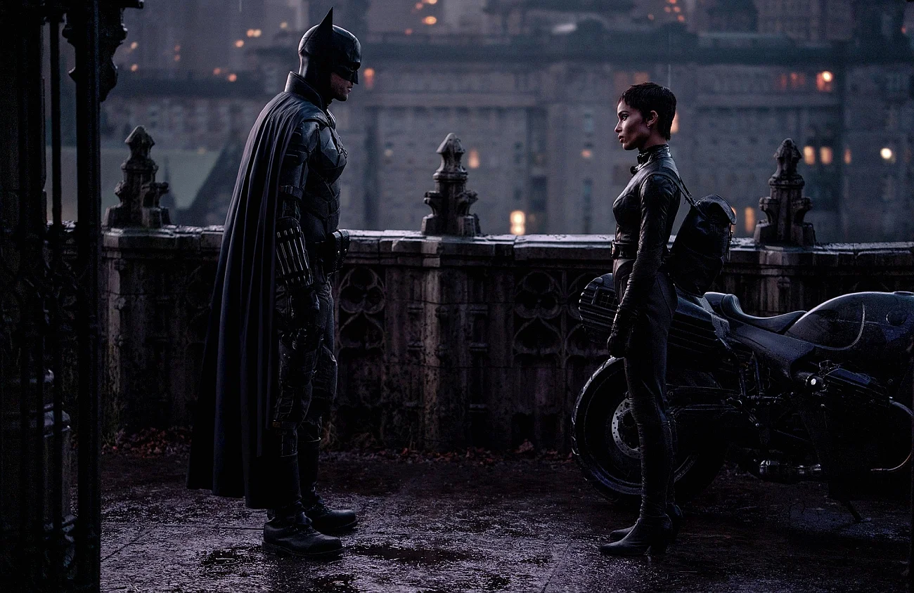 Bruce Wayne/Batman (Robert Pattinson) i Selina Kyle/Catwoman (Zoë Kravitz), głowni bohaterowie filmu "The Batman" (2022)