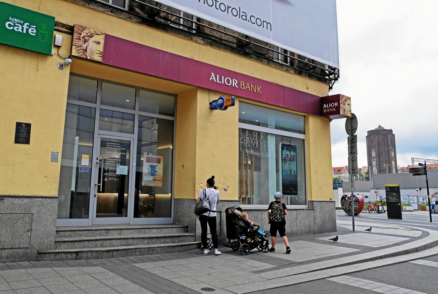 Popularny polski bank wydał pilne ostrzeżenie. Klienci są "urabiani" na dwóch frontach