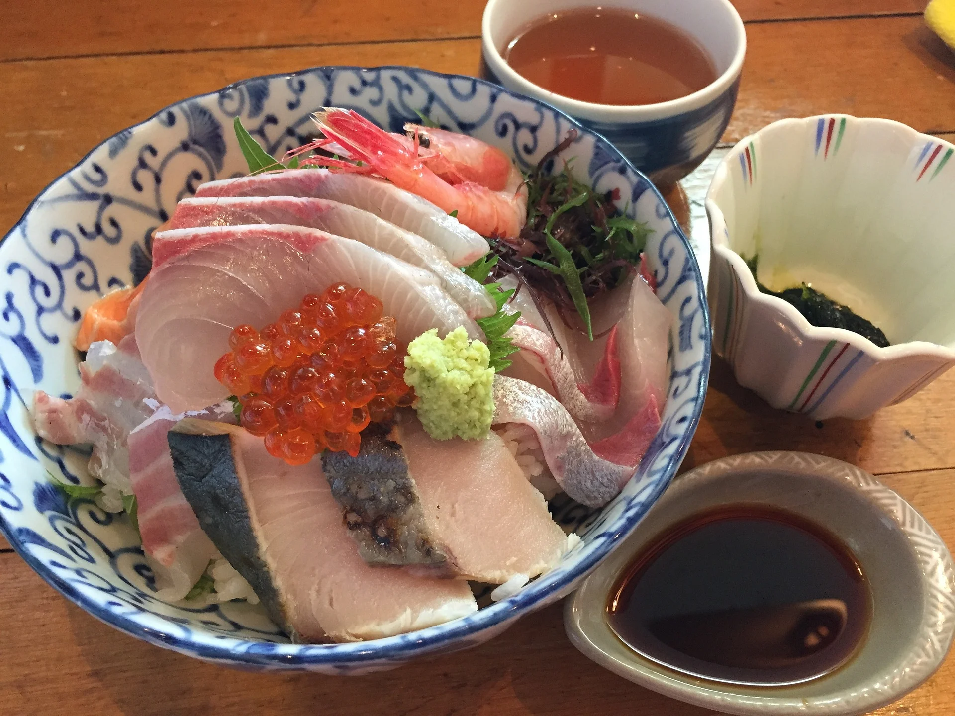 Karp ustępuje na niektórych stołach miejsca m. in. sashimi