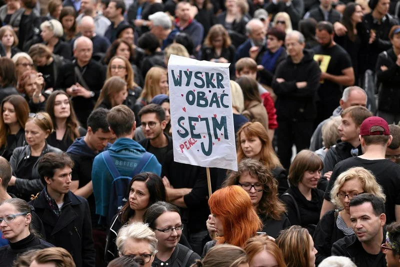 – Sobotni protest w Warszawie przeciw całkowitemu zakazowi aborcji miał niską frekwencję – podkreślają zwolennicy zaostrzenia przepisów. Nie wspominają o protestach w innych miastach.