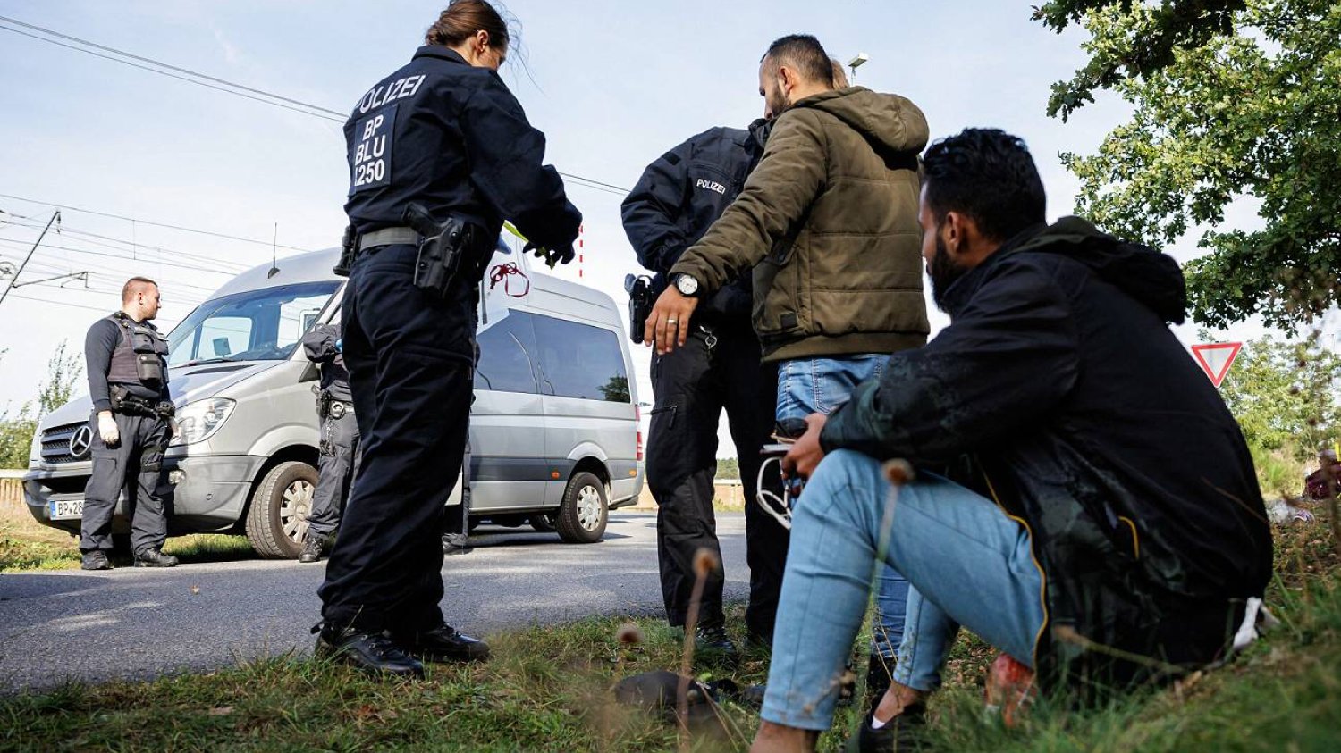 Niemiecka partia liberalna FDP chce znacząco zaostrzyć politykę migracyjną. Na zdjęciu nielegali migranci zatrzymani przez niemiecką policję.