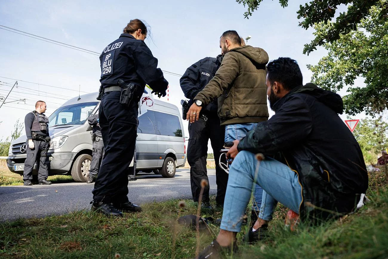Na zdjęciu nielegali migranci zatrzymani przez niemiecką policję.