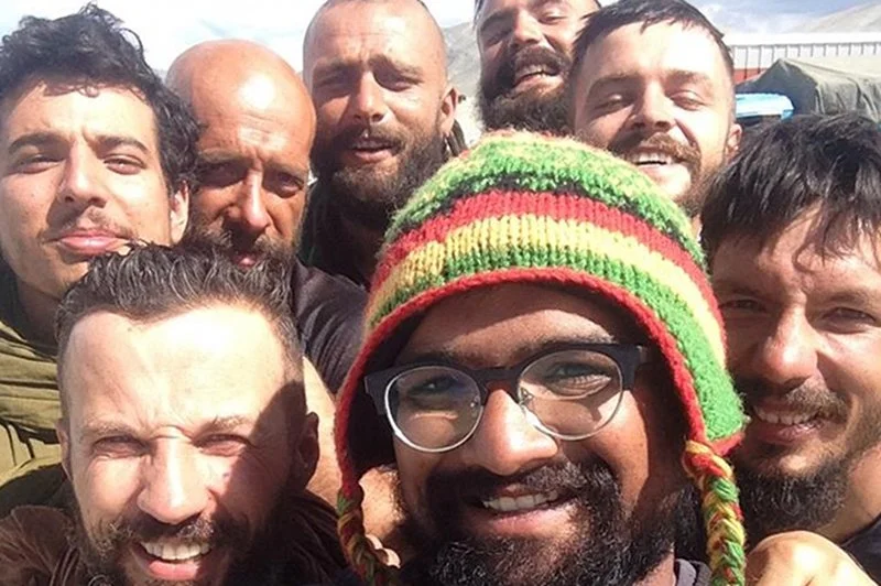 Przerwa na planie, ale Polacy (z tyłu) wciąż w makijażu. W czerwcu będą promowali "Mirzę" na festiwalu bollywoodzkich filmów w Hiszpanii. Oficjalna premiera za kilka miesięcy.