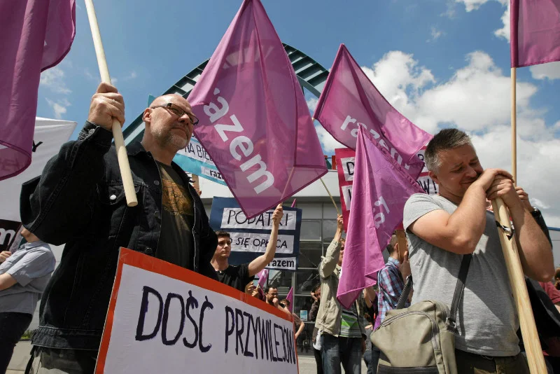 Członkowie i zwolennicy Partii Razem podczas pikiety.