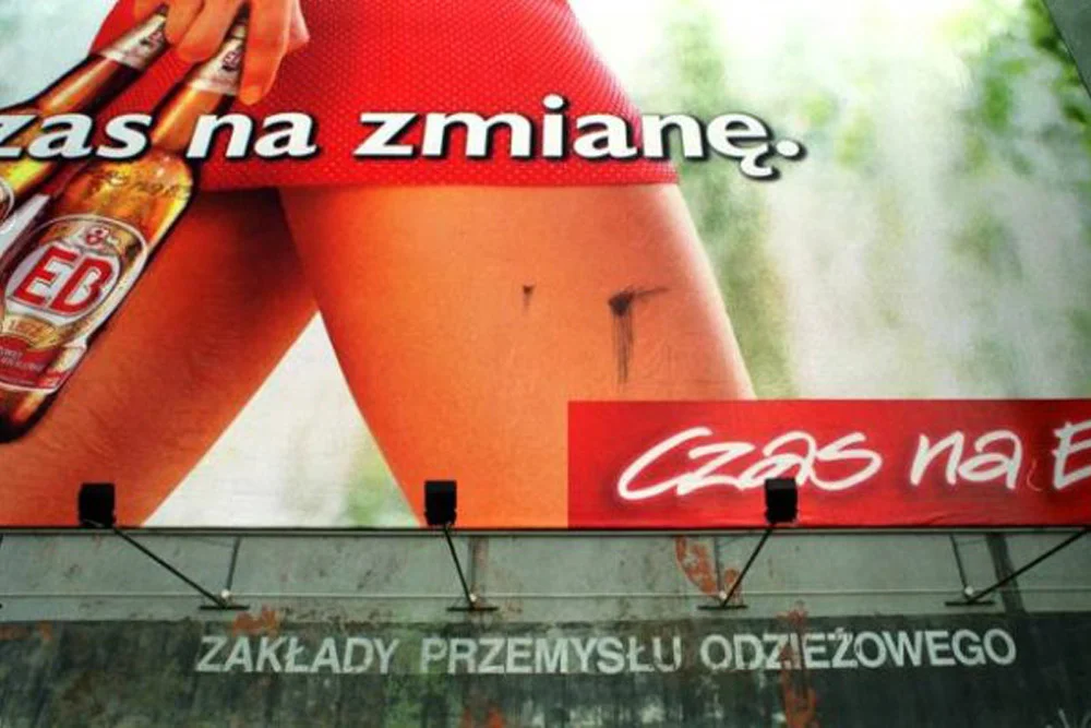 Tak się wtedy reklamowało. Na zdjęciu jeden z klasyków reklamy lat 90-tych: piwo EB i czerwona sukienka