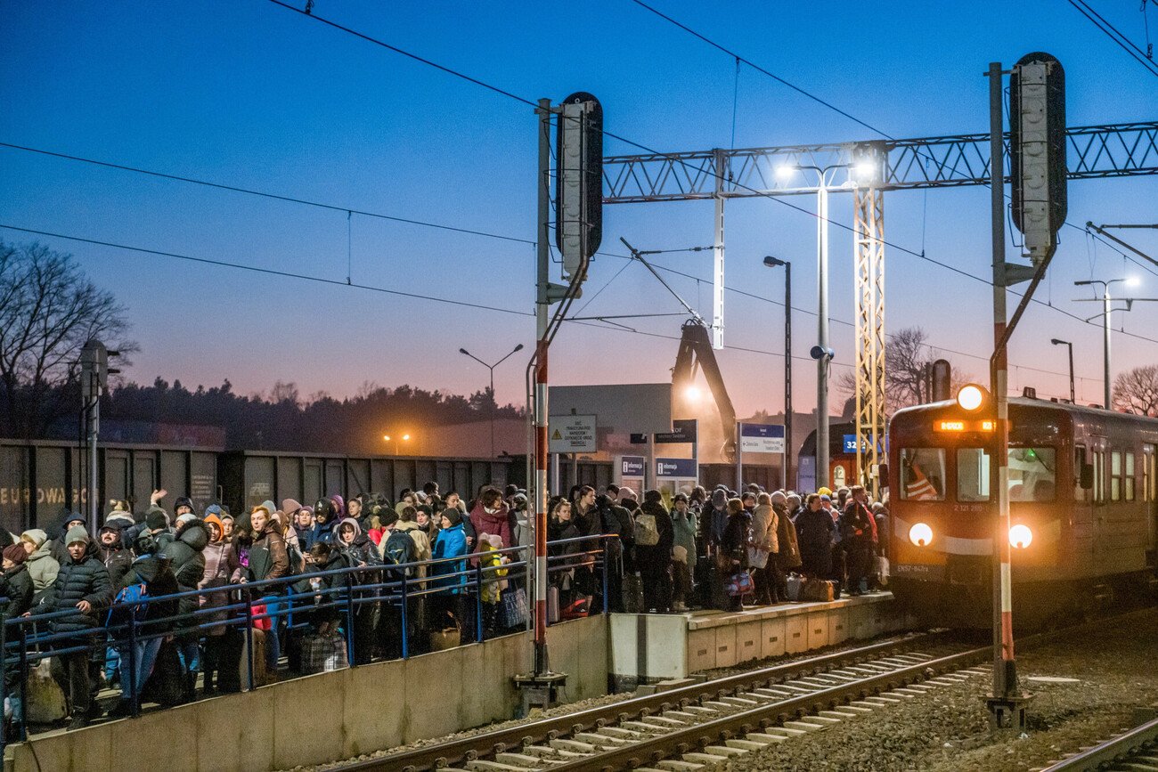 Ukraińcy masowo zaczynają opuszczać Polskę, ale nie wracają do swojego kraju.