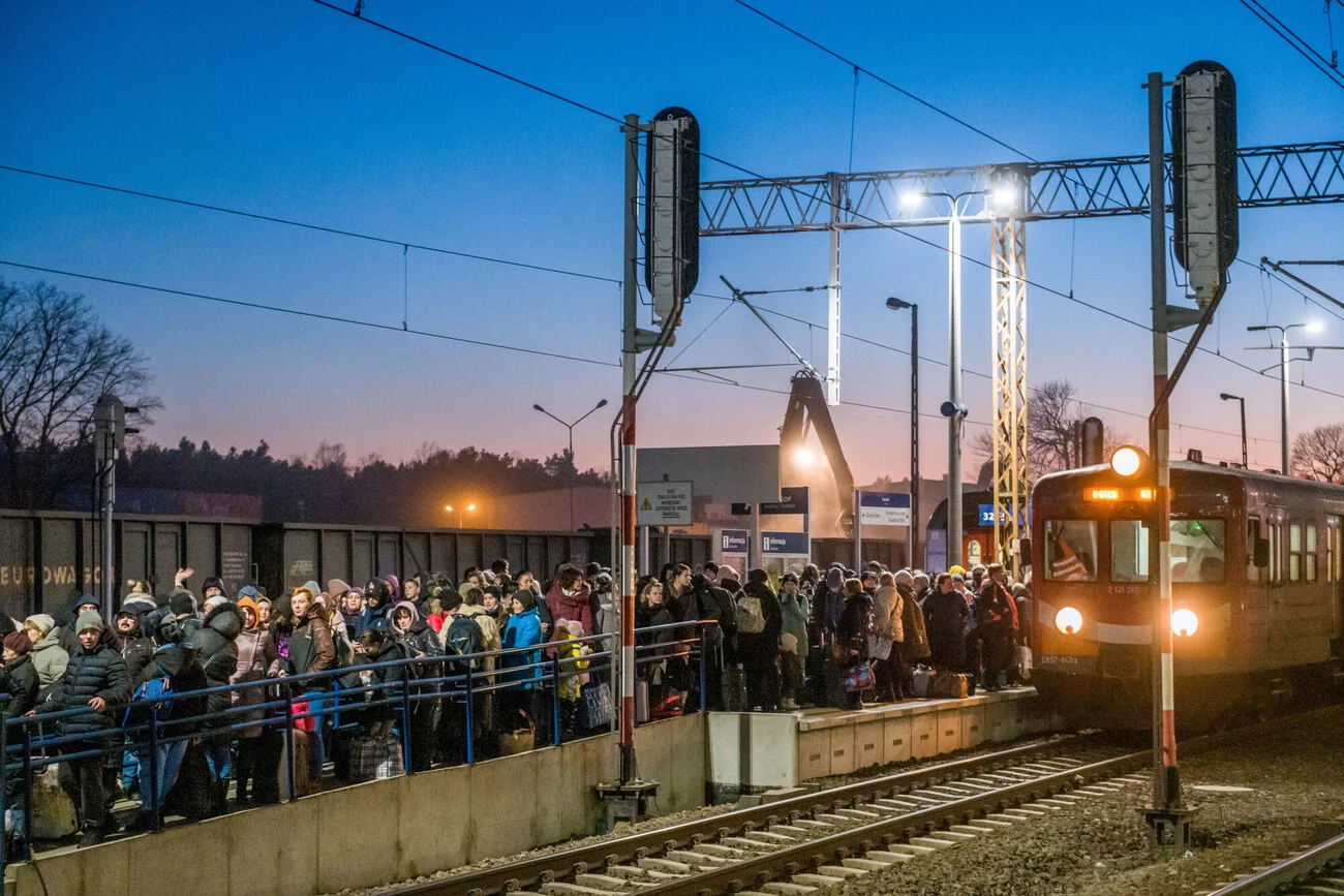 Ukraińcy masowo zaczynają opuszczać Polskę, ale nie wracają do swojego kraju.