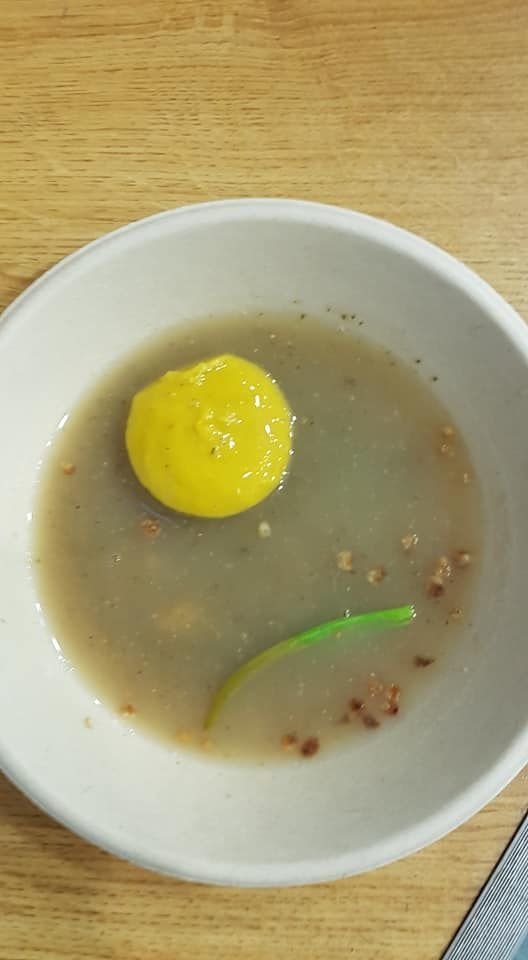 Wegański żurek z "jajkiem" z ziemniaka z kurkumą i czarną solą oraz skwarkami z gryki. Na podstawie przepisu z XVII w. ugotowali Paweł Zasławski i Marcin Smolarczyk