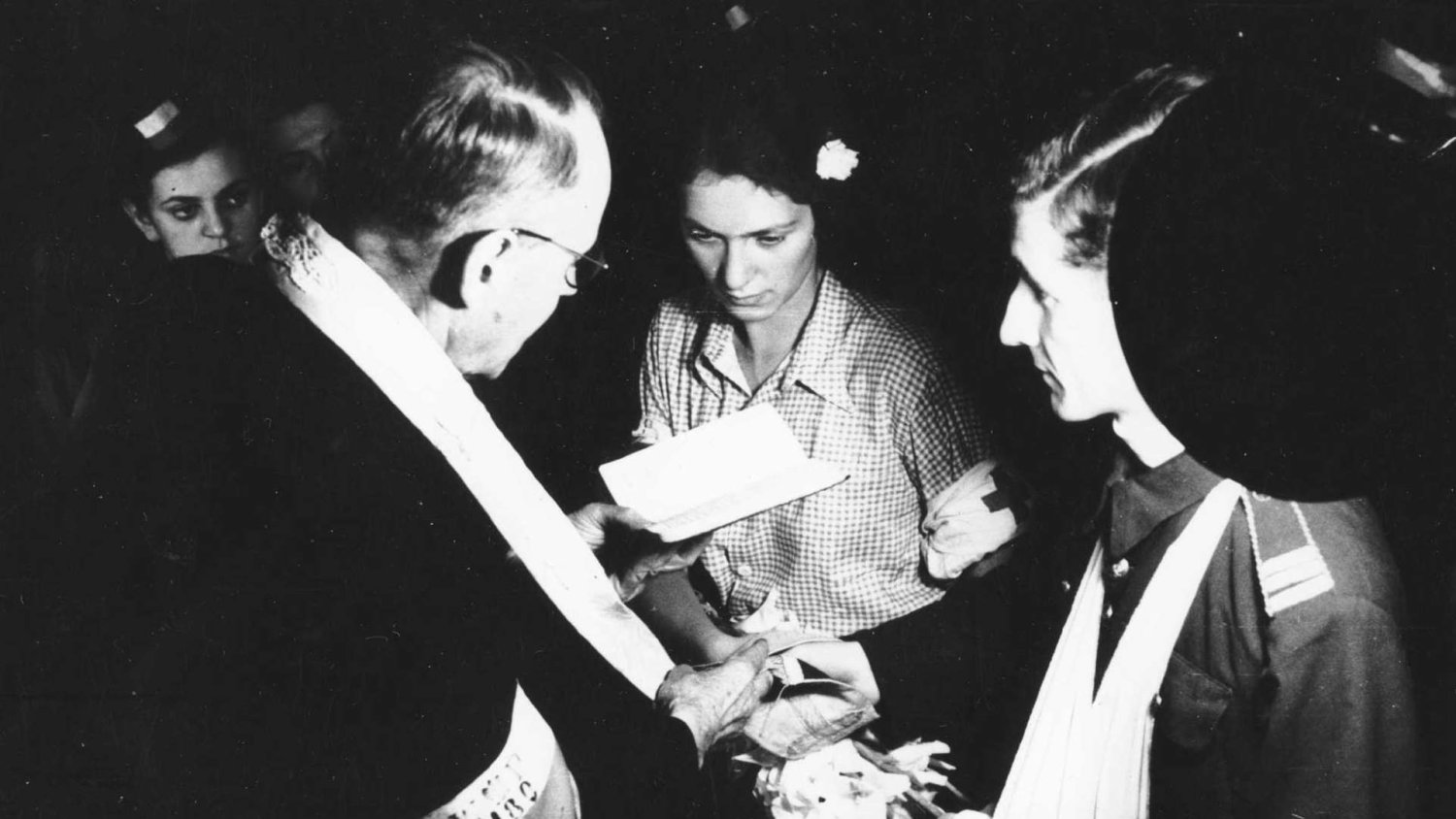 Ślub Alicji Treutler "Jarmuż" i Bolesława Biegi "Pałąka", z batalionu "Kiliński", udzielony przez ks. Wiktora Potrzebskiego "Corda", 13 sierpnia 1944 roku, kaplica przy ulicy Moniuszki 11