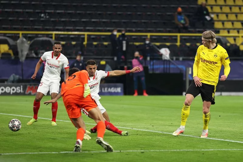 Erling Haaland strzelił dwa gole dla Borussii Dortmund i dał jej awans do ćwierćfinału LM