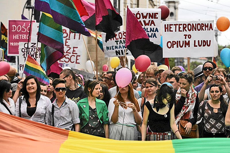 Gimnazjaliści marzą... o byciu gejem lub lesbijką, ponieważ to modne.