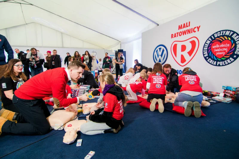 Na Finale WOŚP pojawił się namiot Volkswagena. Mali Ratownicy uczyli się tam zasad pierwszej pomocy