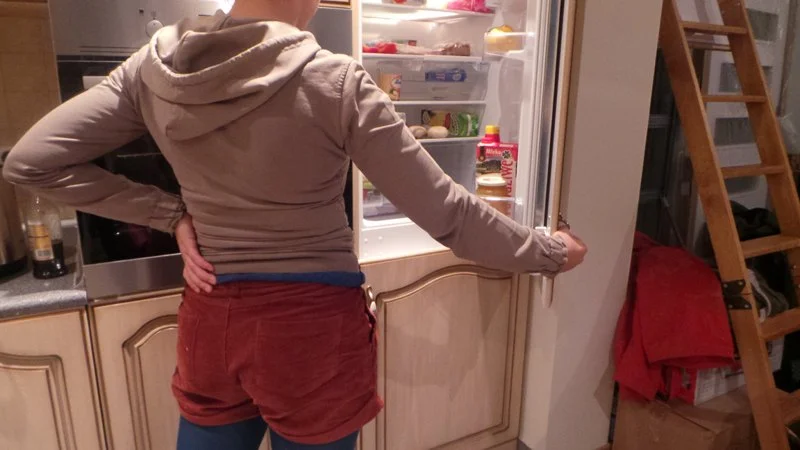 Lodówka 31-letniej Moniki. Czasem można w niej znaleźć obiady z kilku ostatnich dni.