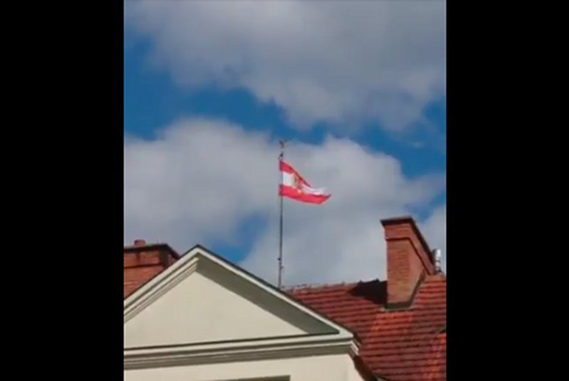 Jaka flagę wywiesił Radosław Sikorski na swoim dworem? Były minister znów prowokuje...