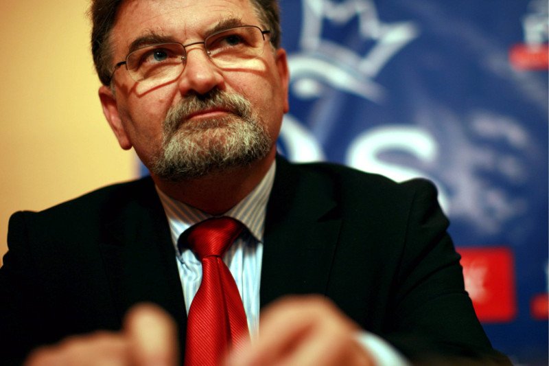 Senator PiS powiadomił policję o odkręconych śrubach w kołach jego samochodu.