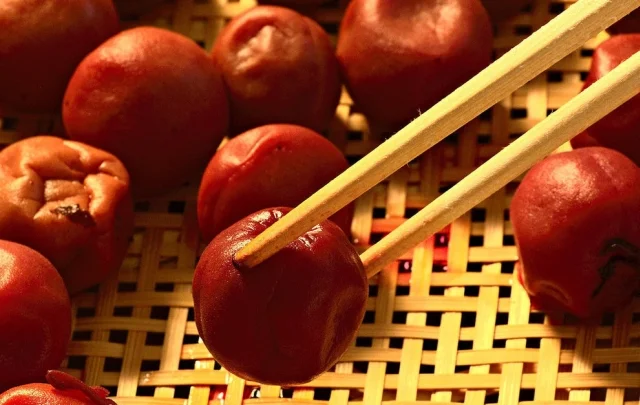 W Japonii popularnym sposobem na radzenie sobie z kacem są Umeboshi