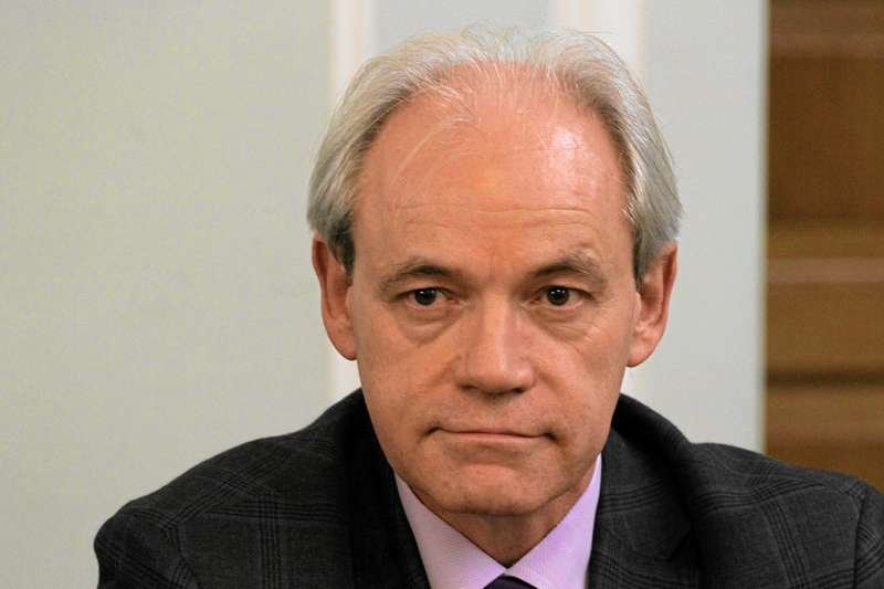 Poseł PO Adam Szejnfeld: "Stoję koło kibla". Czy politykowi to przystoi?