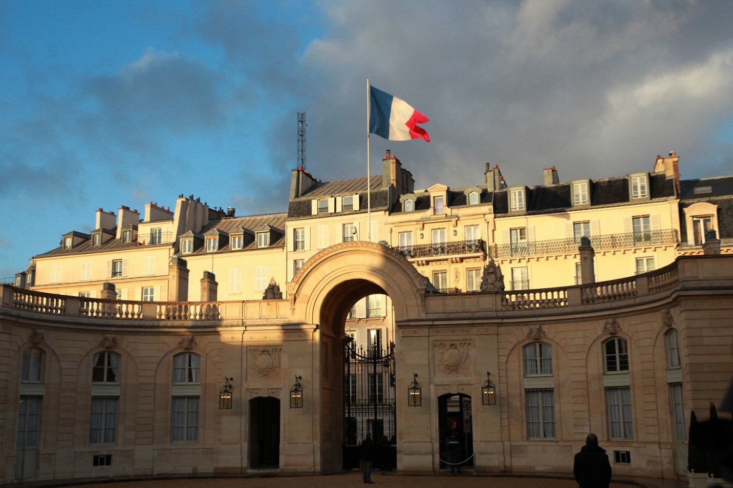 Pracownica sztabu Emmanuela Macrona oskarżyła o gwałt swojego kolegę z pracy.