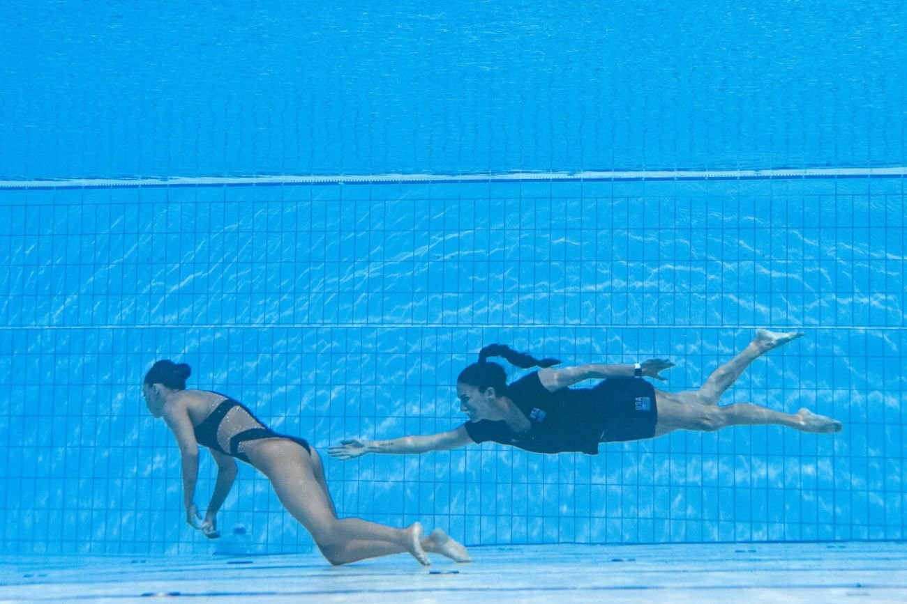 Anita Alvarez i jej trenerka Andrea Fuentes, która rzuciła się na ratunek pływaczce