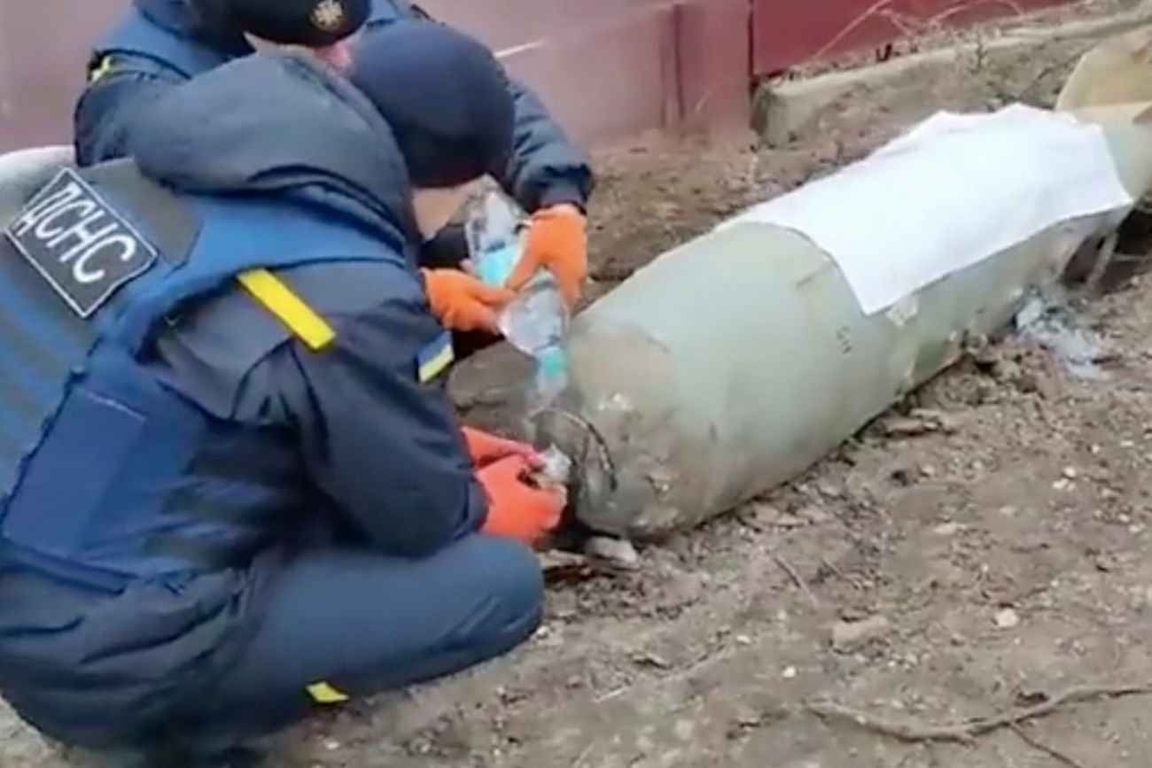 W internecie pojawiło się nagranie, na którym widać, jak Ukraińcy rozbrajają niewypał własnymi rękami.