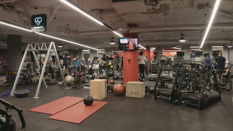Pierwszy raz w klubie fitness - koniecznie z trenerem, który wyjaśni jak używać poszczególnych sprzętów