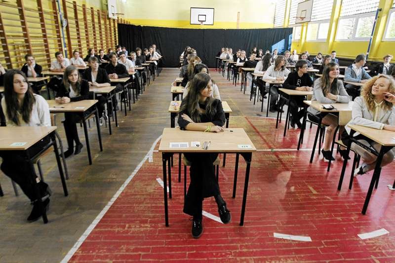 Odpowiedzi na zadania z podręczników uczniowie ściągną z sieci. Ale co stanie się na egzaminach?