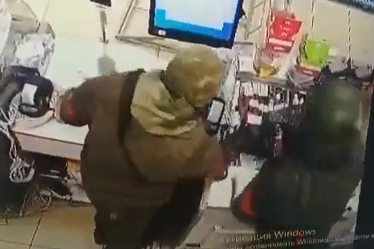 W mediach społecznościowych pojawiają się nagrania pokazujące, jak rosyjscy żołnierze plądrują ukraińskie sklepy.