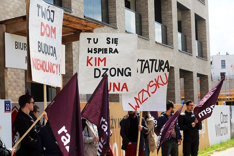 Partia Razem przypomniała o procederze, który uprawia w Polsce reżim Korei Północnej wysyłający na polskie budowy robotników-niewolników.