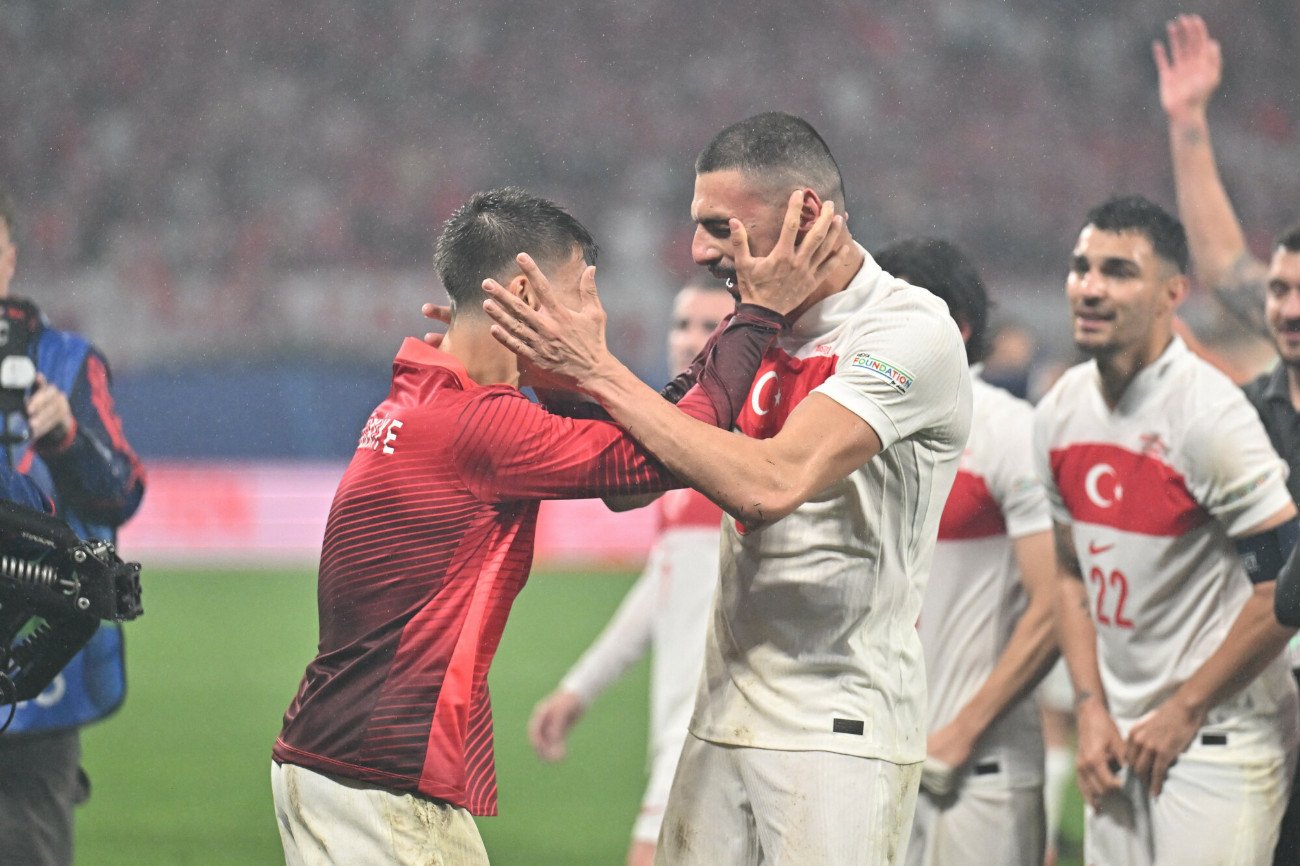 Merih Demiral (z prawej na pierwszym planie) mówi, że jego "wilczy salut" nie niósł ze sobą "żadnej ukrytej wiadomości".