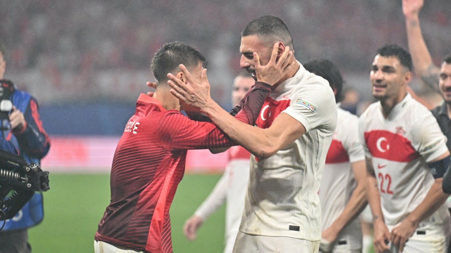 Merih Demiral (z prawej na pierwszym planie) mówi, że jego "wilczy salut" nie niósł ze sobą "żadnej ukrytej wiadomości".