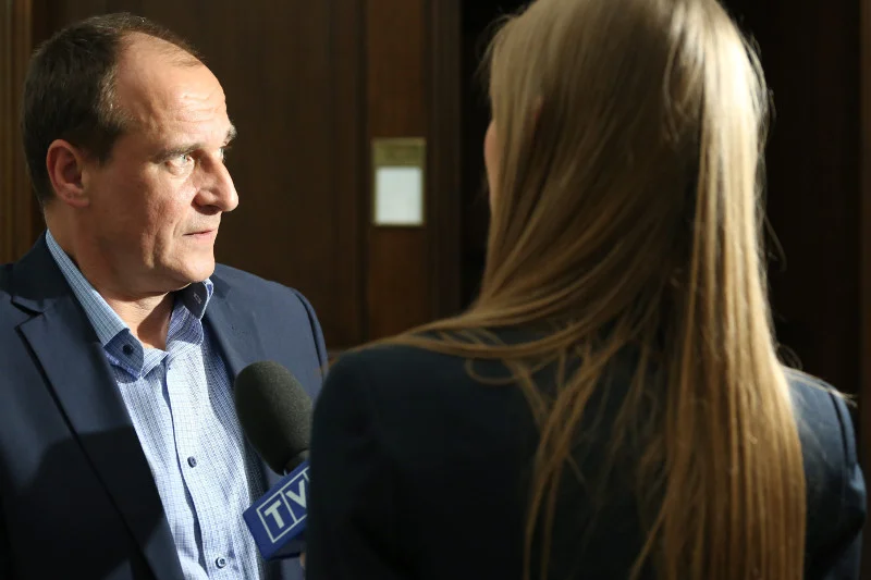Kukiz twierdzi, że nie mówił o "dawaniu ciała", a o "oddawaniu", a to różnica. W końcu jednak powiedział, że przeprasza te kobiety, które poczuły się urażone jego wypowiedzią.