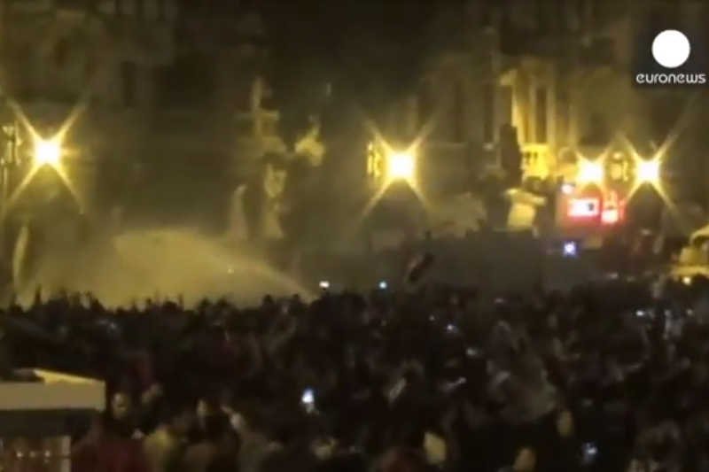 Po uniewinnieniu Hosniego Mubaraka plac Tahrir znowu zapełnił się protestującymi.