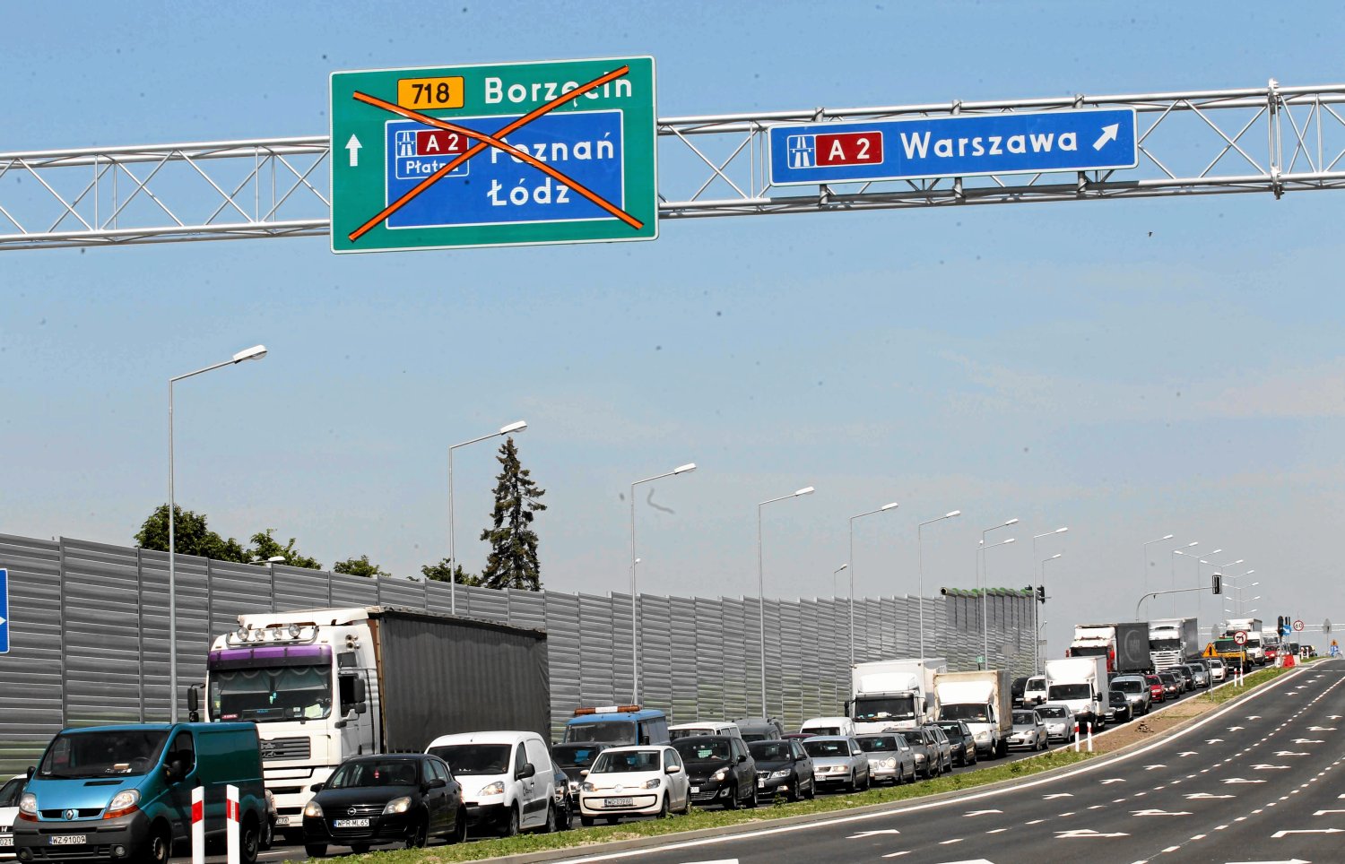 Polacy nie gęsi... a jadą gęsiego. Przejechanie odcinka autostrady A2 między Łodzią a Warszawą w planowaną godzinę graniczy z cudem. Kiedy to się zmieni? Sprawdziliśmy to: za wiele lat.
